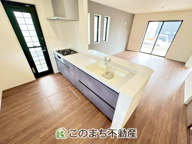LiveleGarden.S上三川町上三川第10のキッチン|"お洒落なホワイト天板のペニンシュラキッチンを採用しております。
浄水器内蔵の水栓です♪"
