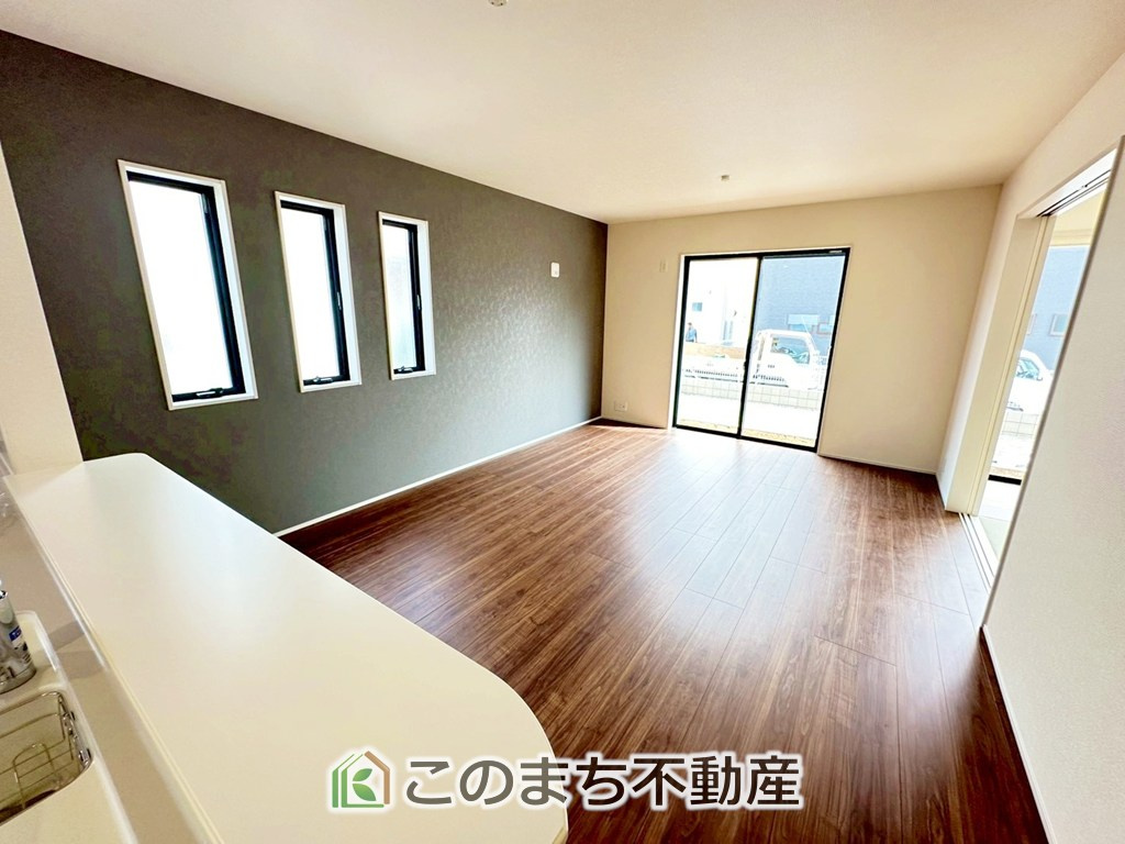 LiveleGarden.S上三川町上三川第10の居間・リビング|南側から暖かな日差しが差し込みます♪キッチンからリビングの様子がよく見渡せます☆

