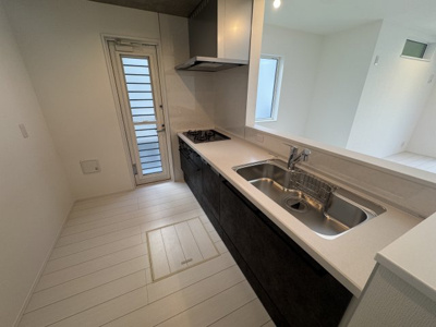 【キッチン】 | 沖縄市登川（全5棟）1号棟 | 1号棟　ビルトイン食洗機付き＆パントリー＆お勝手口付き♪