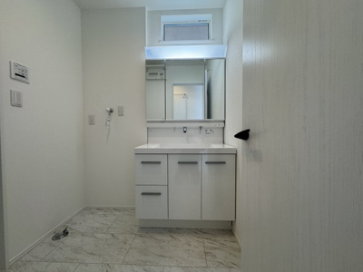 【独立洗面台】 | 沖縄市登川（全5棟）1号棟 | 1号棟　三面鏡付き洗髪洗面化粧台♪