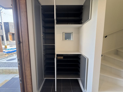 【玄関】 | 沖縄市登川（全5棟）1号棟 | 1号棟　十分な収納付き玄関♪