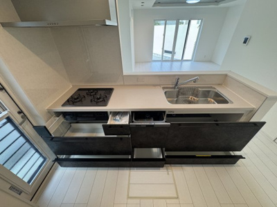 【キッチン】 | 沖縄市登川（全5棟）1号棟 | 1号棟　収納充実システムキッチン♪ビルトイン食洗機付き＆パントリー＆お勝手口付き♪