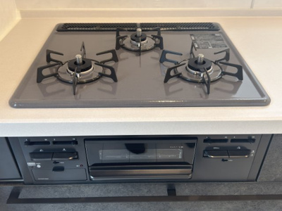 【キッチン】 | 沖縄市登川（全5棟）1号棟 | 1号棟　三口コンロ♪