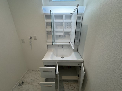 【独立洗面台】 | 沖縄市登川（全5棟）1号棟 | 1号棟　収納たっぷり洗面台♪