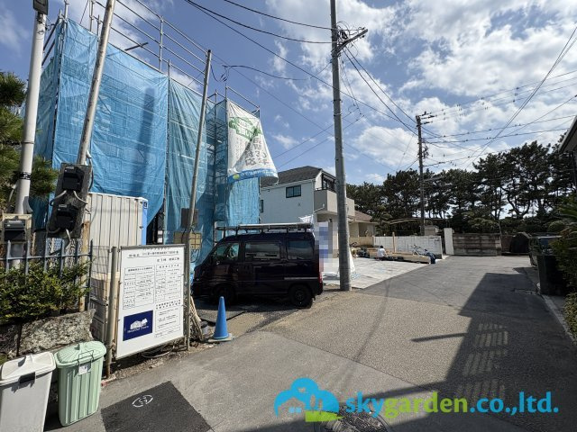茅ヶ崎市 東海岸南4丁目　新築戸建　全5棟Ｅ号棟の前面道路含む現地写真|令和8年3月27日撮影（工事中）