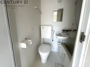掃除のしやすいシンプルなトイレです☆