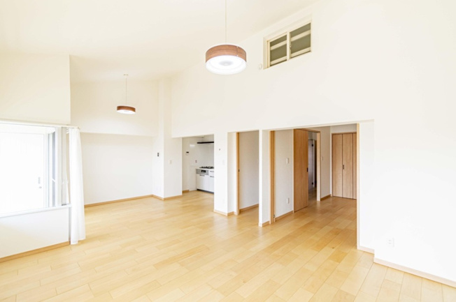 【内装】 | この物件の魅力は勾配天井による圧倒的な天高です！この天高は5階部分だけの特権となっておりまして、日差しが差し込むリビングで家族団らん時間をお過ごしいただけます◎