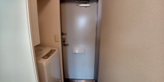 レオパレス花忍の玄関