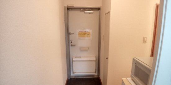 レオパレスヴェルデの玄関