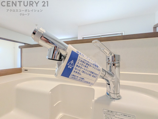 浄水機能付キッチン水栓は、飲み水や調理水の品質を向上させ、健康と安全をサポートします。便利な直飲みや炊飯用水として利用でき、ボトル水の買い物やストックの必要がなくなります。