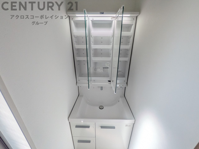 化粧品や洗顔料、歯ブラシなどの必需品をまとめて置ける収納スペースがあり、使用するたびに取り出す手間が省けます。また、水回りのため、濡れても大丈夫な素材が使用されており、お手入れが簡単です。