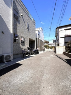 【前面道路含む現地写真】 | 川口市西青木3丁目　中古戸建 | 東側4ｍ道路