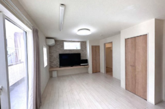 【居間・リビング】 | 川口市西青木3丁目　中古戸建 | ２階、広々リビング17.7帖
床暖房付きで、足元から暖まります！
アクセントカラーの壁がオシャレです。
パントリー付きで災害時の備蓄に活用！
