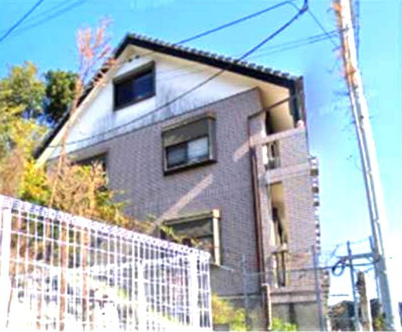 本山北町6丁目の外観|地下1階地上3階建て、ホームエレベーターもあるので移動は楽々