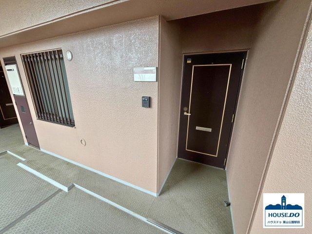 ◆ライオンズマンション引山◆3LDK南向き住戸！の玄関|共用通路から見た玄関のようす。
