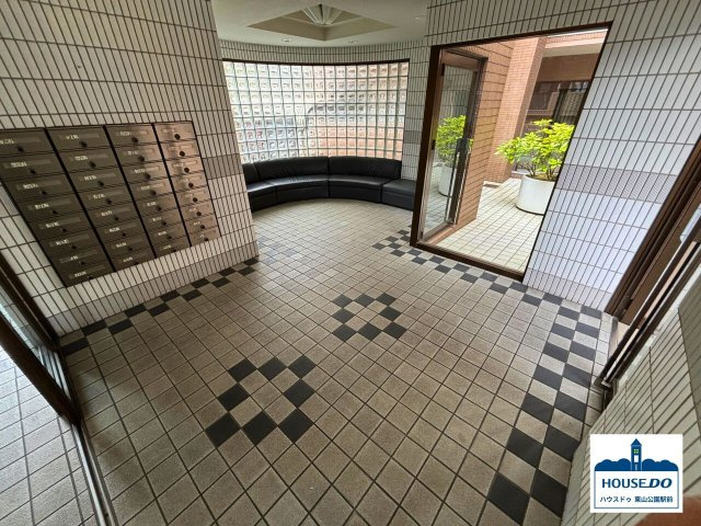 ◆ライオンズマンション引山◆3LDK南向き住戸！のロビー|ロビーにはR型のソファーがあり、日々のちょっとした休憩や、訪問者とのちょっとした会話にも最適な場所となっています。