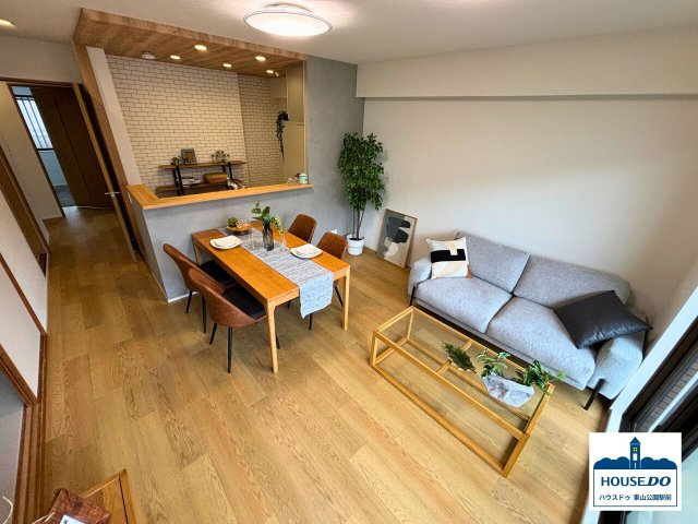◆ライオンズマンション引山◆3LDK南向き住戸！の居間・リビング|南側の大きな窓から光があふれる、開放感たっぷりのリビング。明るい空間が、家族との時間も自分のくつろぎ時間も、もっと心地よくします。