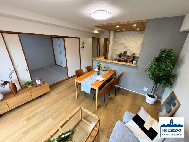 ◆ライオンズマンション引山◆3LDK南向き住戸！のダイニング|家族のコミュニケーションが自然と増える、人気の対面カウンターダイニング。
リビング・ダイニングを見渡せるから、料理中も家族との時間を大切にできます。