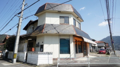 【外観】 | くすの木台　５ＤＫ＋店舗、駐車場敷地 | ５ＤＫ＋店舗、駐車場敷地の戸建て　車１０台くらい駐車できます　清掃、メンテナンスが行き届いてリフォーム無しでもすぐに住めます　角地で前面道路も広く開放的