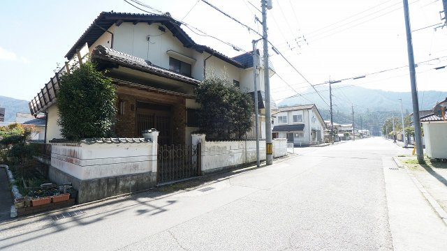 【前面道路含む現地写真】 | くすの木台　５ＤＫ＋店舗、駐車場敷地 | ５ＤＫ＋店舗、駐車場敷地の戸建て　車１０台くらい駐車できます　清掃、メンテナンスが行き届いてリフォーム無しでもすぐに住めます　角地で前面道路も広く開放的
