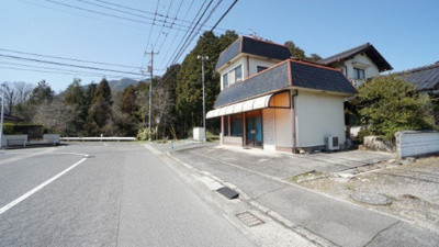 【前面道路含む現地写真】 | くすの木台　５ＤＫ＋店舗、駐車場敷地 | ５ＤＫ＋店舗、駐車場敷地の戸建て　車１０台くらい駐車できます　清掃、メンテナンスが行き届いてリフォーム無しでもすぐに住めます　角地で前面道路も広く開放的