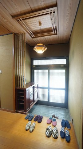 【玄関】 | くすの木台　５ＤＫ＋店舗、駐車場敷地 | シューズ収納つきひろびろ玄関