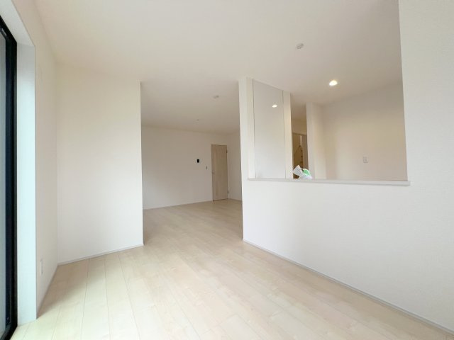 瑞穂町箱根ヶ崎　新築戸建全2棟の居間・リビング|リビングは「休息する場」としてテレビやソファを配置し、ダイニングは「食事と作業の場」として分けられます。