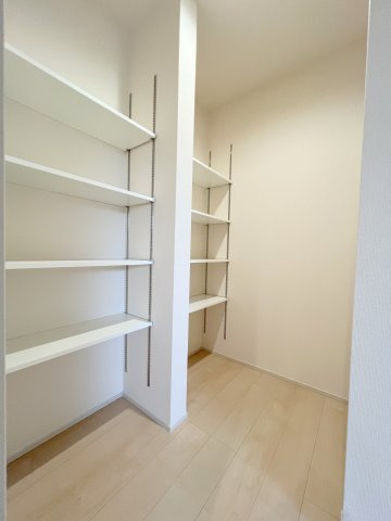 瑞穂町箱根ヶ崎　新築戸建全2棟の収納|パントリーの最大のメリットは、圧倒的な収納力によって食品や日用品のまとめ買いが可能になり、買い物の手間や家計の負担を減らせることができます｡