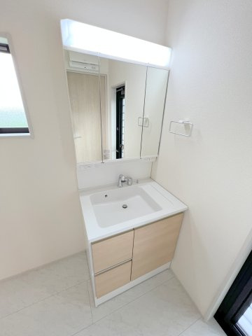 瑞穂町箱根ヶ崎　新築戸建全2棟の独立洗面台|三面鏡タイプ洗面化粧台｡鏡の角度を変えることで身だしなみチェックしやすいです｡