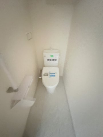 瑞穂町箱根ヶ崎　新築戸建全2棟のトイレ|1階トイレには快適な温水洗浄便座付