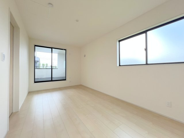 瑞穂町箱根ヶ崎　新築戸建全2棟の洋室|【洋室1】8.25帖の主寝室｡プライベートな時間を豊かにできるメリットがあります。