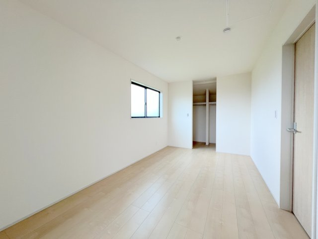 瑞穂町箱根ヶ崎　新築戸建全2棟の洋室|【洋室1】ウォークインクローゼットなどを設置して衣類や季節家電を一箇所にまとめられるため、生活感を隠して部屋をすっきりと保つことができます。