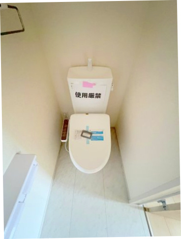 瑞穂町箱根ヶ崎　新築戸建全2棟のトイレ|2階トイレには快適な温水洗浄便座付