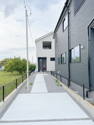 瑞穂町箱根ヶ崎　新築戸建全2棟のその他|アプローチは土のままの状態と比べて雑草が生えにくく、掃除やメンテナンスが簡単になります。
