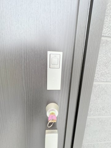 瑞穂町箱根ヶ崎　新築戸建全2棟の防犯設備|スマートキーはドアに触れるだけで解錠可能なので、かいもの重い荷物を持っているときでも、簡単に玄関ドアを開けられるので便利です☆
