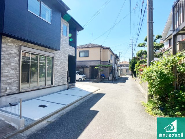 加古川市米田町平津　第1期　新築一戸建ての前面道路含む現地写真|周辺は閑静な住宅街！前面道路広々で車の出し入れも便利です。駐車が苦手な方でも安心して車庫入れできます！