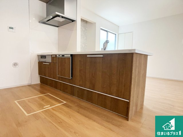 加古川市米田町平津　第1期　新築一戸建てのキッチン|子供を見守りながらお料理が出来るため家族のコミュニケーションか増えます♪スペースが広く確保されている為お子様が大きくなったときは一緒に料理を楽しめます♪