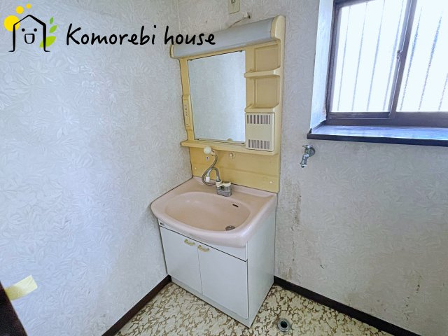 桶川市末広　中古戸建の独立洗面台|朝の支度にも助かる、独立の洗髪洗面化粧台