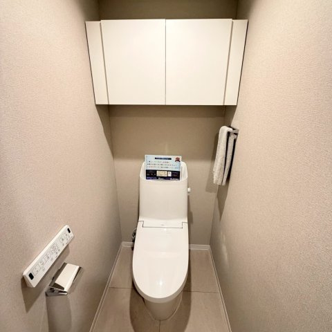 ☆選べる家具プレゼント☆サンシティ市駅南のトイレ|清潔に交換された温水洗浄便座付きのトイレ。2025年築のような新しさを感じる空間は、お手入れもしやすくデザイン性も優れているため、毎日使う場所だからこそ気持ちよく整った状態をキープできそう。