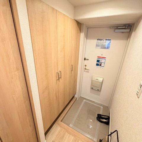 ☆選べる家具プレゼント☆サンシティ市駅南の玄関|一歩足を踏み入れた瞬間に、全室リフォームならではの清潔感と木の温もりが優しく迎えてくれる玄関。スッキリとした空間にお気に入りの絵画や季節のお花を飾って、訪れる人を笑顔でお迎えできそう。