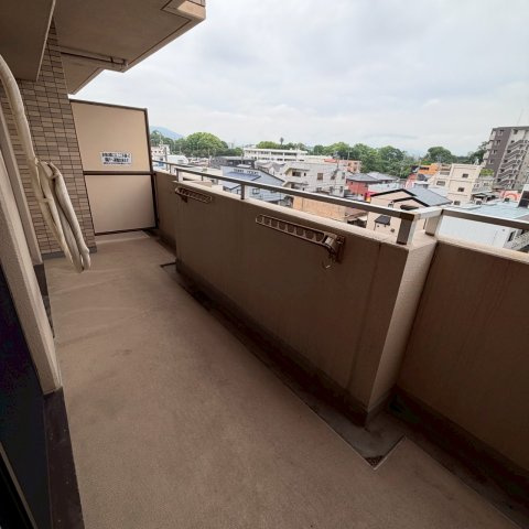 ☆選べる家具プレゼント☆サンシティ市駅南のバルコニー|9.45平米の広さがある南向きのバルコニー。遮るもののないおひさまの光をたっぷりと浴びて、お洗濯物やお布団がフカフカに乾く気持ちよさを実感しながら、ベランダ菜園などの小さな趣味も楽しめそう。