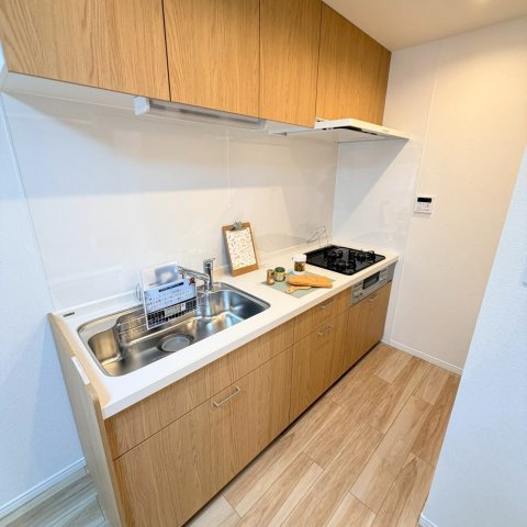 ☆選べる家具プレゼント☆サンシティ市駅南のキッチン|2025年5月に新調されたシステムキッチンは、3口コンロ付きで複数のメニューを同時に作れるのが魅力。手際よく夕食の準備を整えて、できたての料理を囲みながら家族との会話をゆったり楽しめそう。