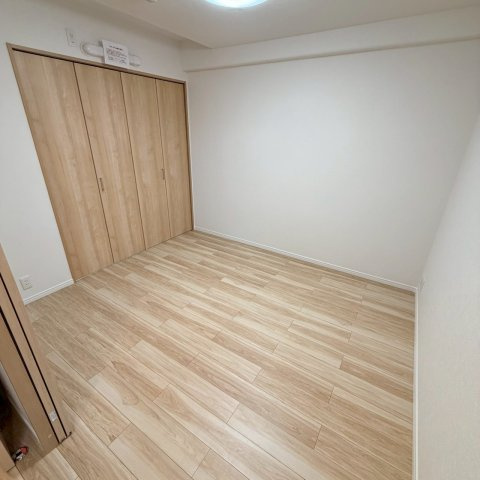 ☆選べる家具プレゼント☆サンシティ市駅南の洋室|全室リフォーム済みの綺麗な洋室は、主寝室にぴったりの落ち着いた佇まい。フローリングの心地よい質感を素足で感じながら、お気に入りのベッドを置いて一日の疲れを優しく癒す贅沢な眠りにつけそう。