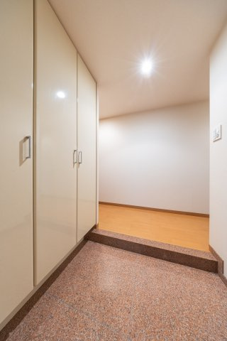 人感センサーライト付きの玄関、下駄箱も大容量です。