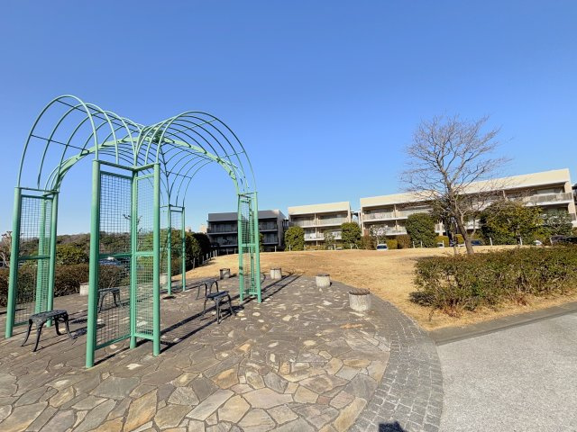 建物敷地内には芝生広場