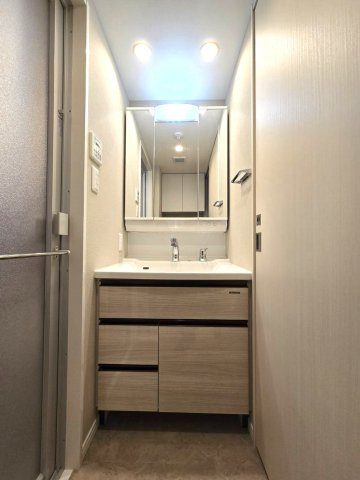オープンレジデンシア高宮アベニューの独立洗面台|個人的に、リフォームするならこだわりたいランキング第1位！！洗面です。収納豊富な3面鏡は朝の強い味方です☆

