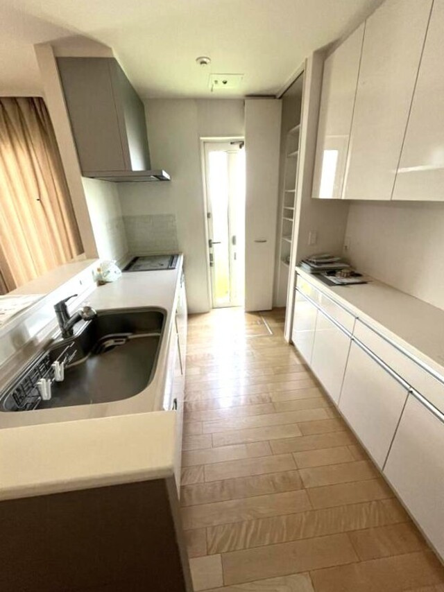 【開放感のあるLDK】香南市野市町西野　中古一戸建てのキッチン|大容量のカップボード完備。キッチン周りをスッキリ美しく！