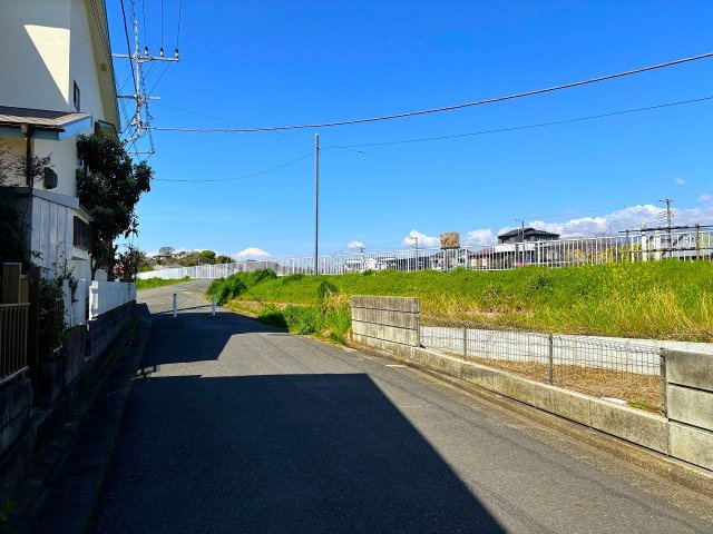 【周辺】 | □■平塚市南金目 売地■□ | 対象の土地から金目川沿い遊歩道に繋がる道