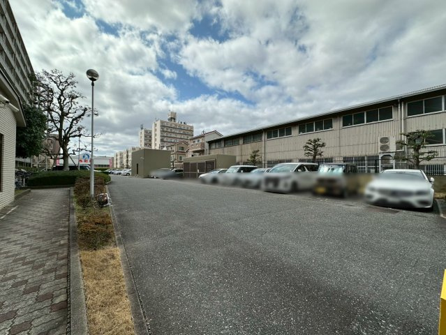 ユアサハイム新高の駐車場|車をお持ちの方に嬉しい駐車場付きの物件です