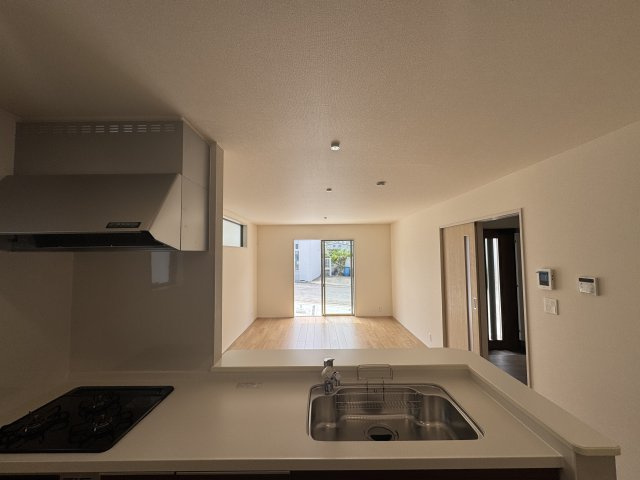 読谷村比謝（全2棟）の居間・リビング|1号棟　リビングが見渡せる対面式キッチン♪